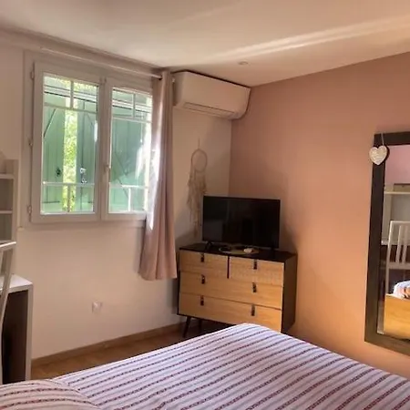 Villa Au Calme Dans Les Pins Avec Piscine *